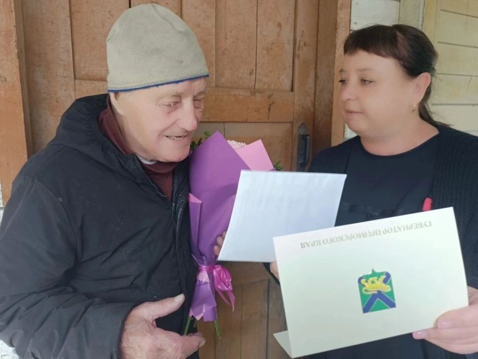 Труженик тыла Николай Карташов из Находки принимает поздравления с 97-летием Труженик тыла Николай Карташов из Находки принимает поздравления с 97-летием