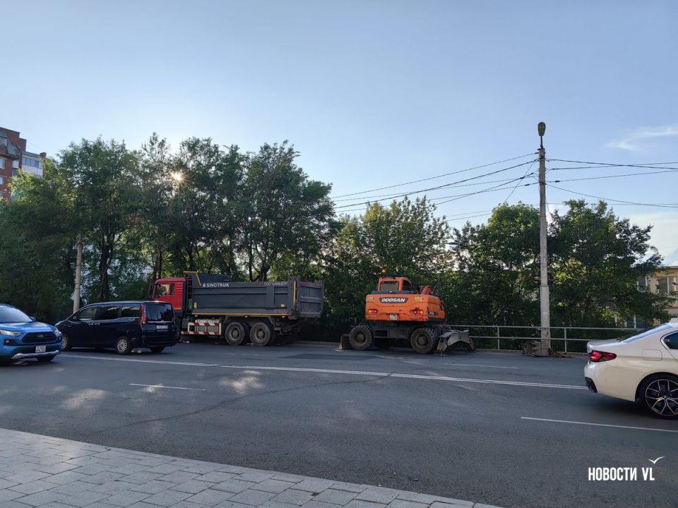 На остановке «Картинная галерея» начали менять лестницу к подземному пешеходному переходу На остановке «Картинная галерея» начали менять лестницу к подземному пешеходному переходу