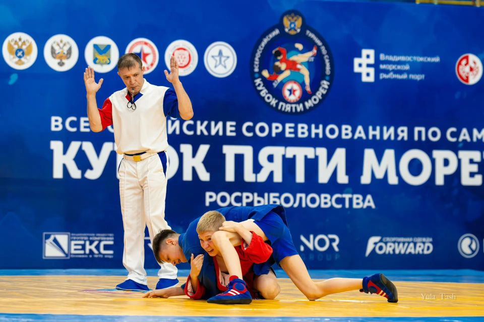 Более 200 юных самбистов поборются во Владивостоке за путёвки в Москву Более 200 юных самбистов поборются во Владивостоке за путёвки в Москву