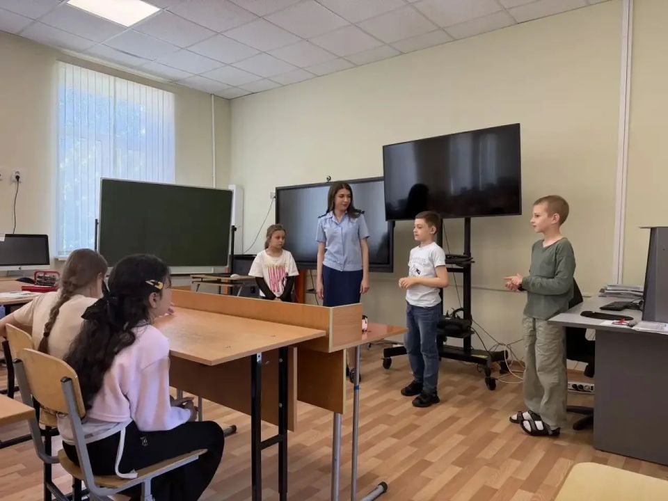 В преддверии Дня России сотрудники прокуратуры Приморского края приняли участие в ряде праздничных и просветительских мероприятий, направленных на патриотическое воспитание подрастающего поколения В преддверии Дня России сотрудники прокуратуры Приморского края приняли участие в ряде праздничных и просветительских мероприятий, направленных на патриотическое воспитание подрастающего поколения