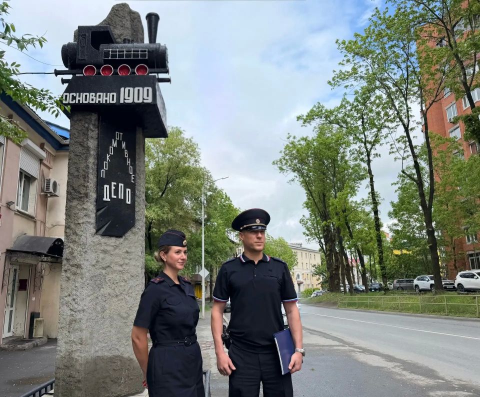 Сотрудники полиции города Владивостока присоединились к онлайнакции «Моя полиция — моя Россия!» и поделились кадром у памятного знака в честь создания в 1909 году Первореченского локомотивного депо Сотрудники полиции города Владивостока присоединились к онлайнакции «Моя полиция — моя Россия!» и поделились кадром у памятного знака в честь создания в 1909 году Первореченского локомотивного депо