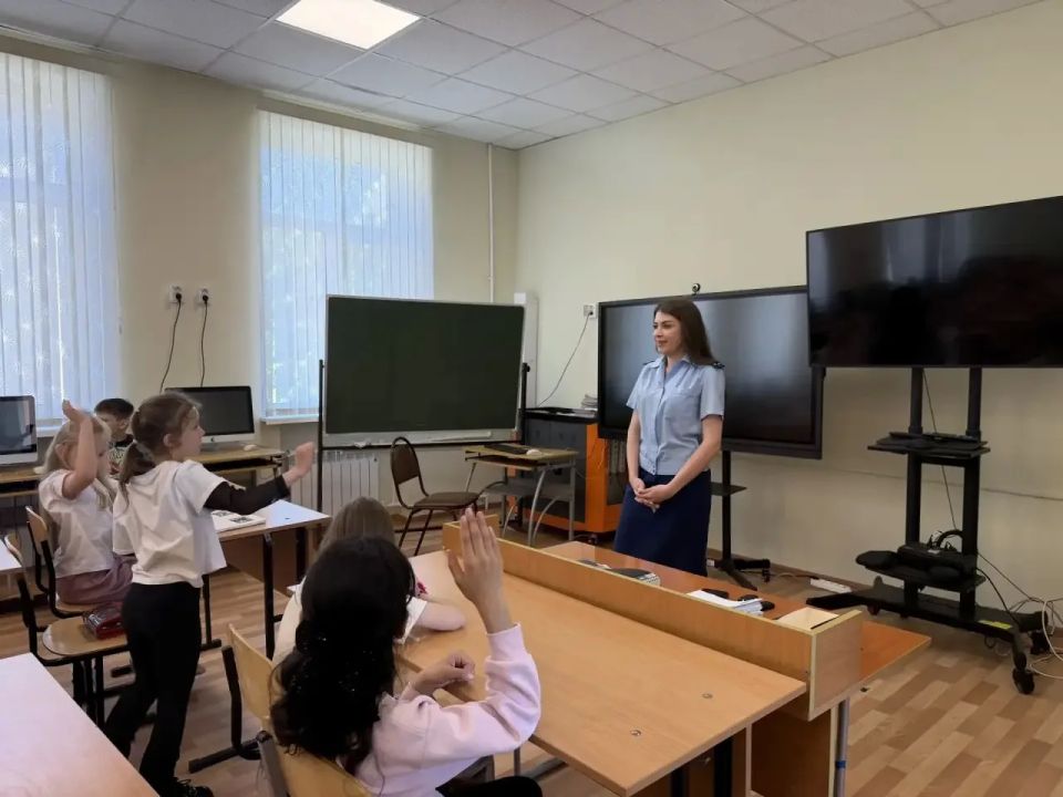 В преддверии Дня России сотрудники прокуратуры Приморского края приняли участие в ряде праздничных и просветительских мероприятий, направленных на патриотическое воспитание подрастающего поколения В преддверии Дня России сотрудники прокуратуры Приморского края приняли участие в ряде праздничных и просветительских мероприятий, направленных на патриотическое воспитание подрастающего поколения