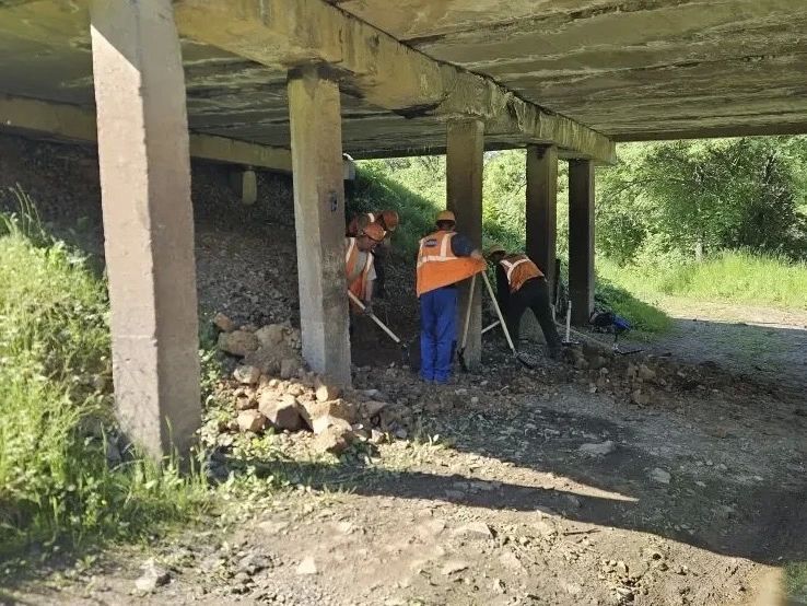 Примавтодор приступил к устройству временной дублирующей опоры моста на подъезде к Абражеевке в Черниговском округе Примавтодор приступил к устройству временной дублирующей опоры моста на подъезде к Абражеевке в Черниговском округе