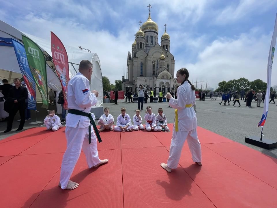 Спортивный праздник под знаменами федераций: Владивосток встретил День России Спортивный праздник под знаменами федераций: Владивосток встретил День России
