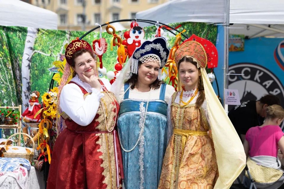 Константин Шестаков: Концерт, мастер-классы, выставки, патриотические акции – это и многое другое подготовили для жителей и гостей дальневосточной столицы в День России Константин Шестаков: Концерт, мастер-классы, выставки, патриотические акции – это и многое другое подготовили для жителей и гостей дальневосточной столицы в День России