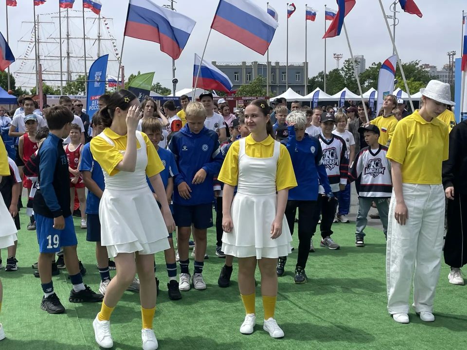 Спортивный праздник под знаменами федераций: Владивосток встретил День России Спортивный праздник под знаменами федераций: Владивосток встретил День России