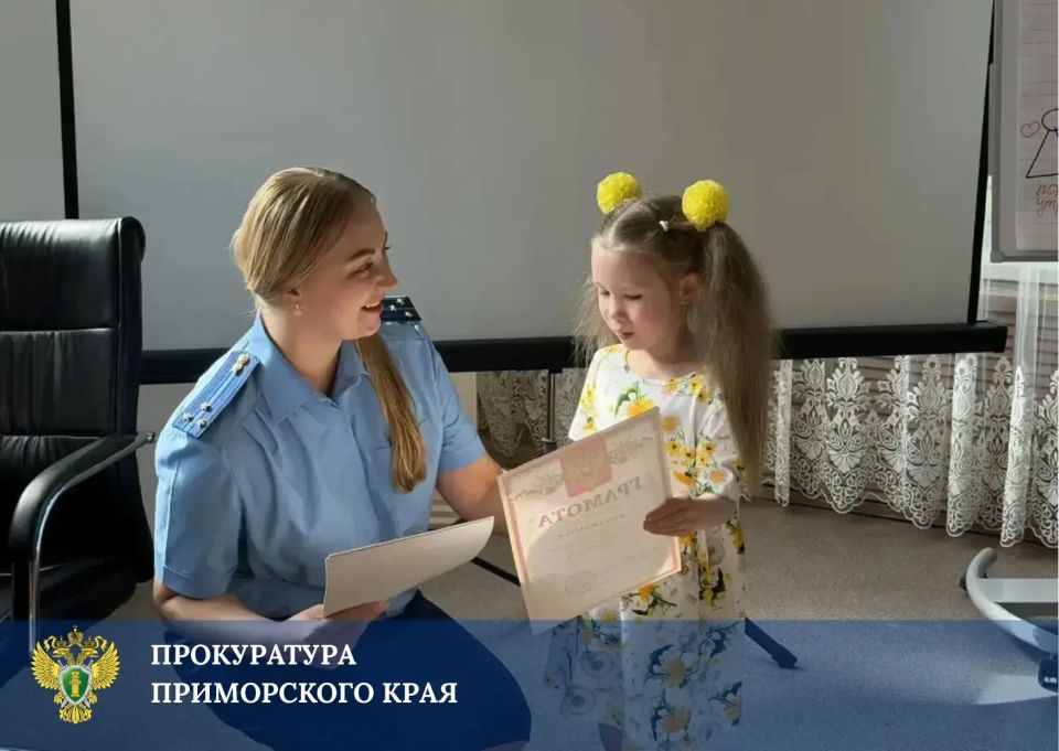 В Уссурийске прокуратура организовала конкурс рисунков для воспитанников центра помощи детям в честь Дня России В Уссурийске прокуратура организовала конкурс рисунков для воспитанников центра помощи детям в честь Дня России