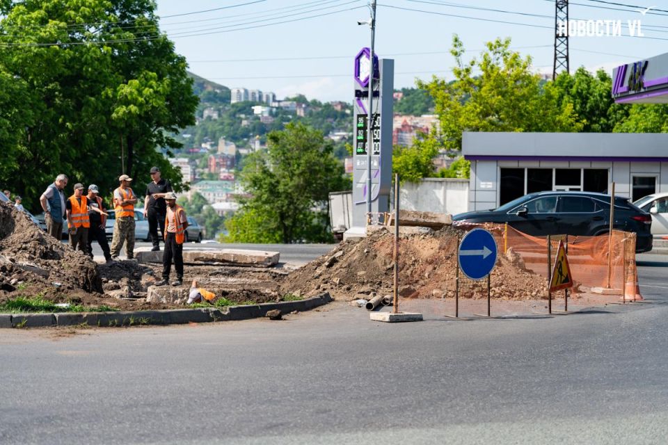 На кольце Запорожской перемещают тепловой колодец, чтобы вокруг не образовывались ямы На кольце Запорожской перемещают тепловой колодец, чтобы вокруг не образовывались ямы