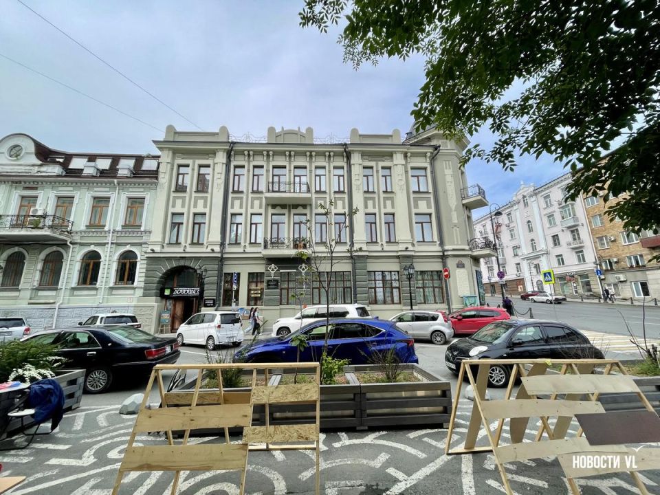 Здание на Океанском проспекте, 9 уже неделю сидит без воды из-за порыва на трубе «Цифрового Приморья» и бюрократических проволочек Здание на Океанском проспекте, 9 уже неделю сидит без воды из-за порыва на трубе «Цифрового Приморья» и бюрократических проволочек