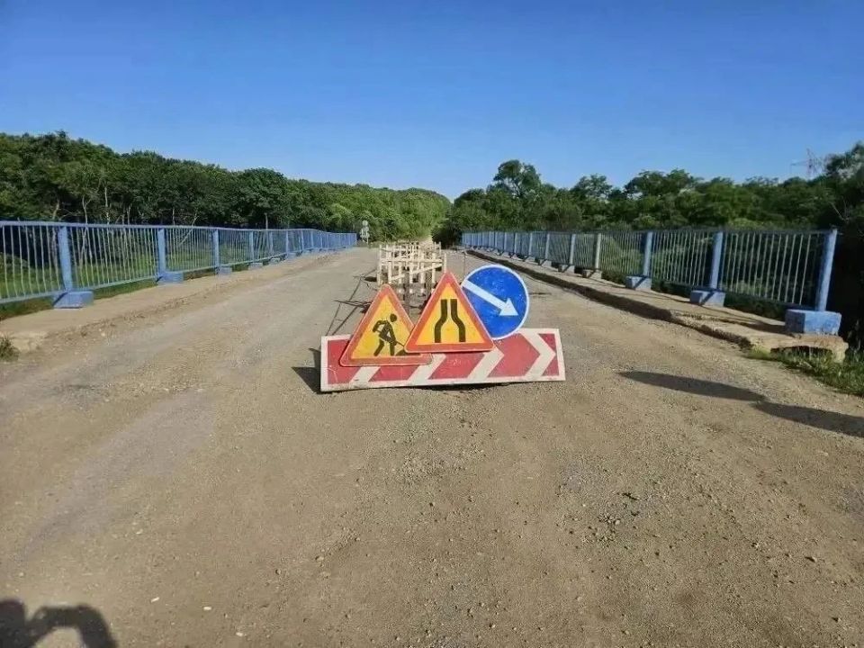В Приморье начали ремонт аварийного моста на подъезде к селу Абражеевка