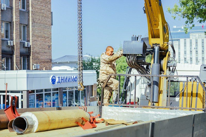 В конце мая специалисты АО «ВПЭС» приступили к масштабной реконструкции тепловой сети на улице Фонтанной, 40. Износ коммуникаций превышал 90%, что приводило к многочисленным авариям — до 12 инцидентов за отопительный сезон В конце мая специалисты АО «ВПЭС» приступили к масштабной реконструкции тепловой сети на улице Фонтанной, 40. Износ коммуникаций превышал 90%, что приводило к многочисленным авариям — до 12 инцидентов за отопительный сезон