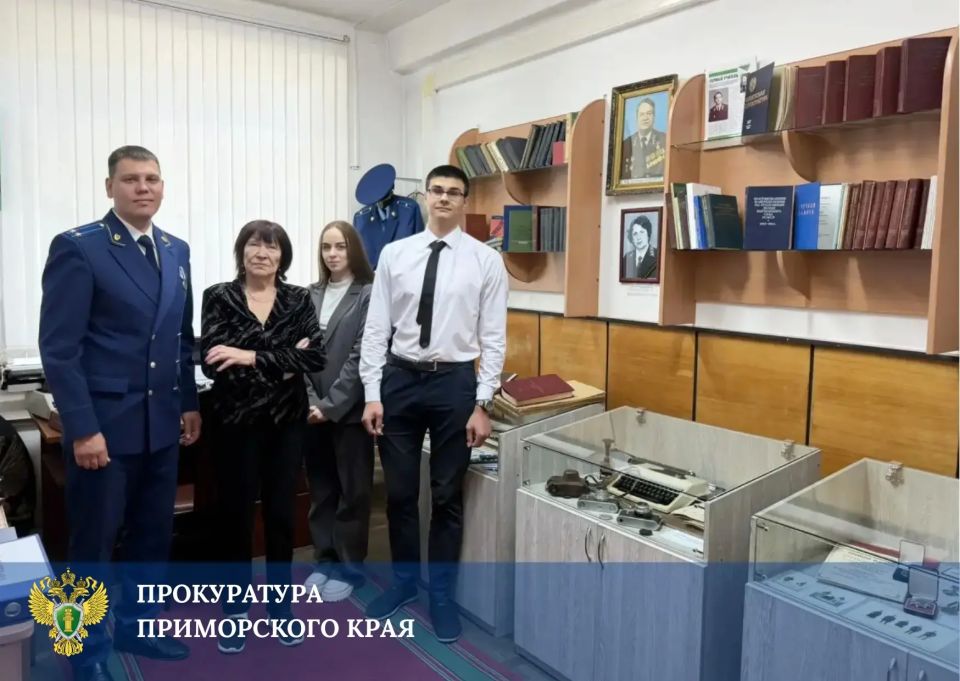 Служение закону и связь поколений: прокурор города Артёма поздравил с юбилеем пенсионера органов прокуратуры края Галину Николаевну Козорезову Служение закону и связь поколений: прокурор города Артёма поздравил с юбилеем пенсионера органов прокуратуры края Галину Николаевну Козорезову