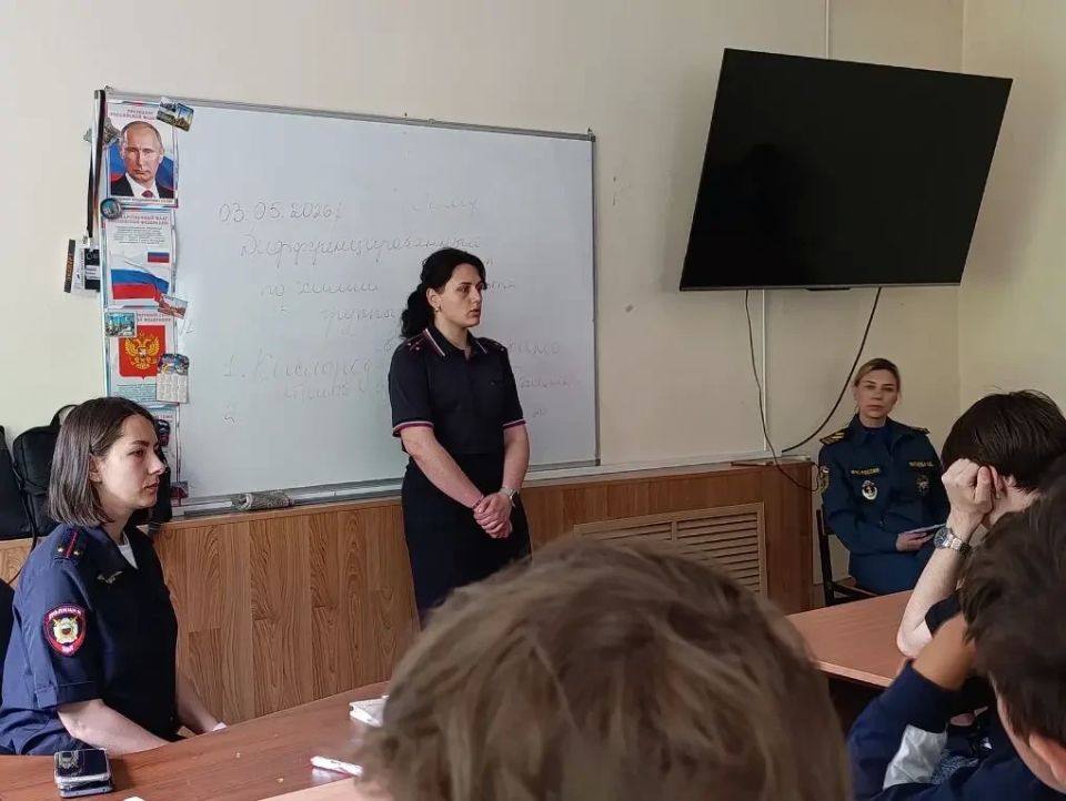 Владивостокские транспортные полицейские побеседовали со студентами о правилах поведения на железной дороге и водоемах