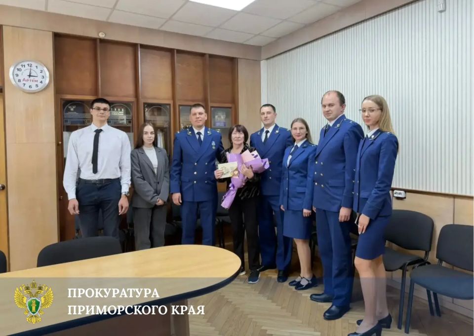 Служение закону и связь поколений: прокурор города Артёма поздравил с юбилеем пенсионера органов прокуратуры края Галину Николаевну Козорезову Служение закону и связь поколений: прокурор города Артёма поздравил с юбилеем пенсионера органов прокуратуры края Галину Николаевну Козорезову