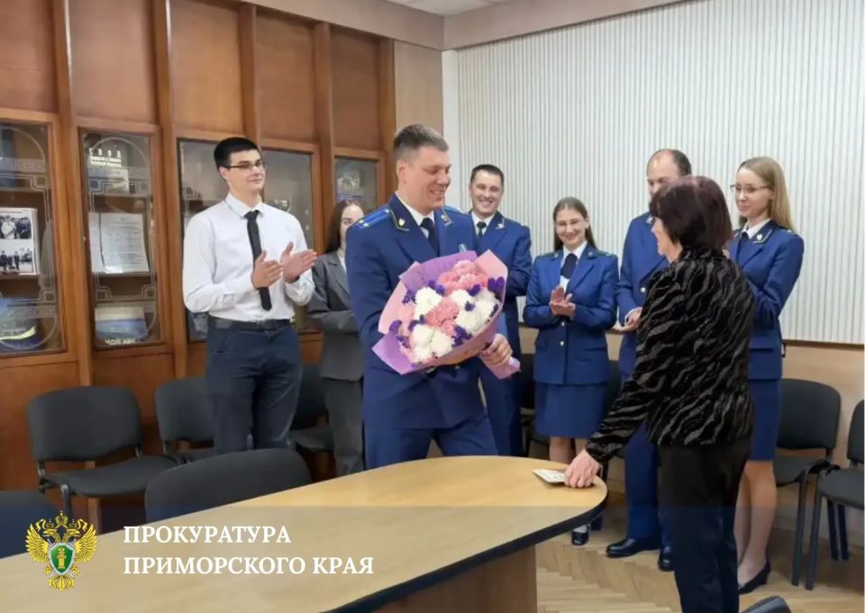 Служение закону и связь поколений: прокурор города Артёма поздравил с юбилеем пенсионера органов прокуратуры края Галину Николаевну Козорезову