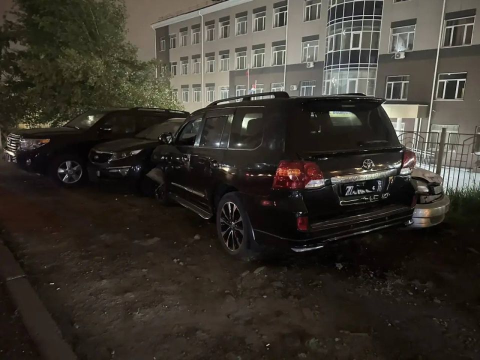 Toyota Land Cruiser Prado врезался в четыре припаркованные машины в Снеговой Пади, никто не пострадал Toyota Land Cruiser Prado врезался в четыре припаркованные машины в Снеговой Пади, никто не пострадал