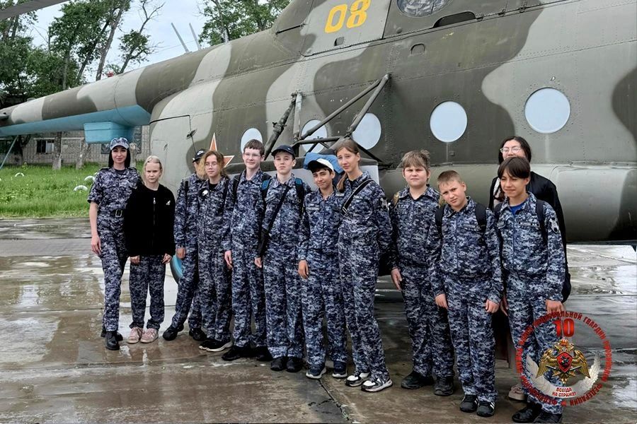 Юные росгвардейцы из Владивостока побывали в 319м вертолётном полку имени В. И. Ленина Юные росгвардейцы из Владивостока побывали в 319м вертолётном полку имени В. И. Ленина