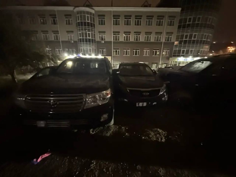 Toyota Land Cruiser Prado врезался в четыре припаркованные машины в Снеговой Пади, никто не пострадал Toyota Land Cruiser Prado врезался в четыре припаркованные машины в Снеговой Пади, никто не пострадал