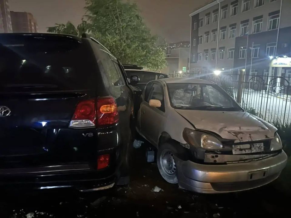 Toyota Land Cruiser Prado врезался в четыре припаркованные машины в Снеговой Пади, никто не пострадал Toyota Land Cruiser Prado врезался в четыре припаркованные машины в Снеговой Пади, никто не пострадал
