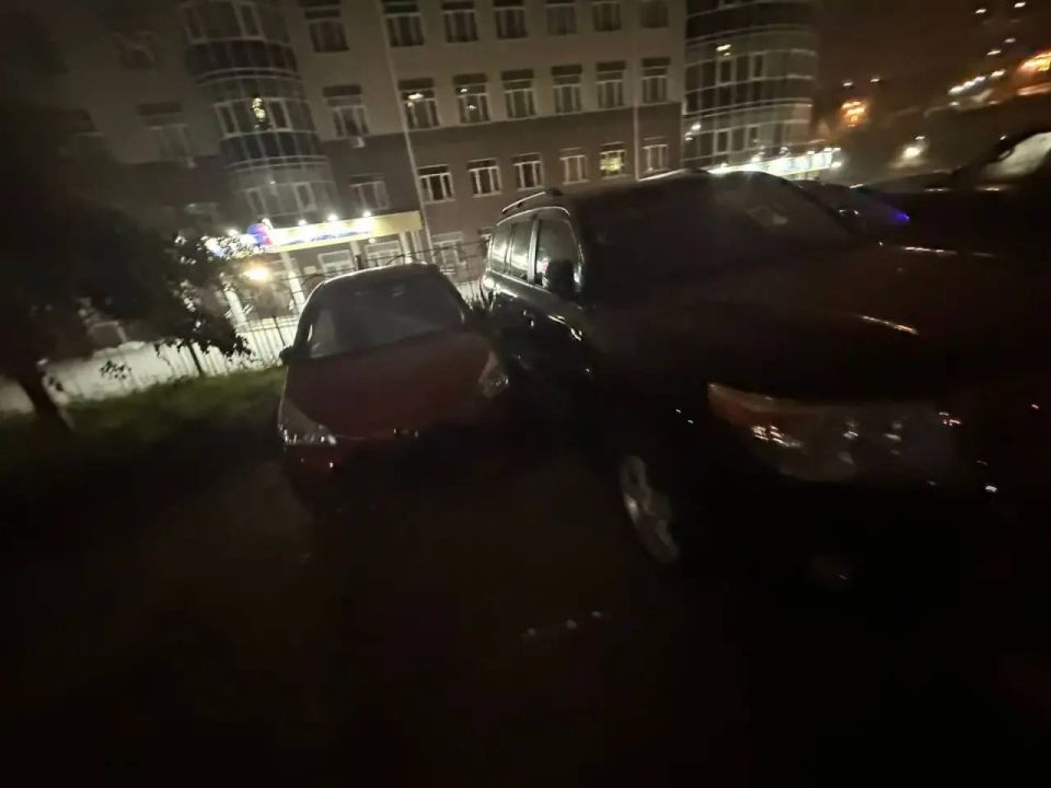 Toyota Land Cruiser Prado врезался в четыре припаркованные машины в Снеговой Пади, никто не пострадал Toyota Land Cruiser Prado врезался в четыре припаркованные машины в Снеговой Пади, никто не пострадал