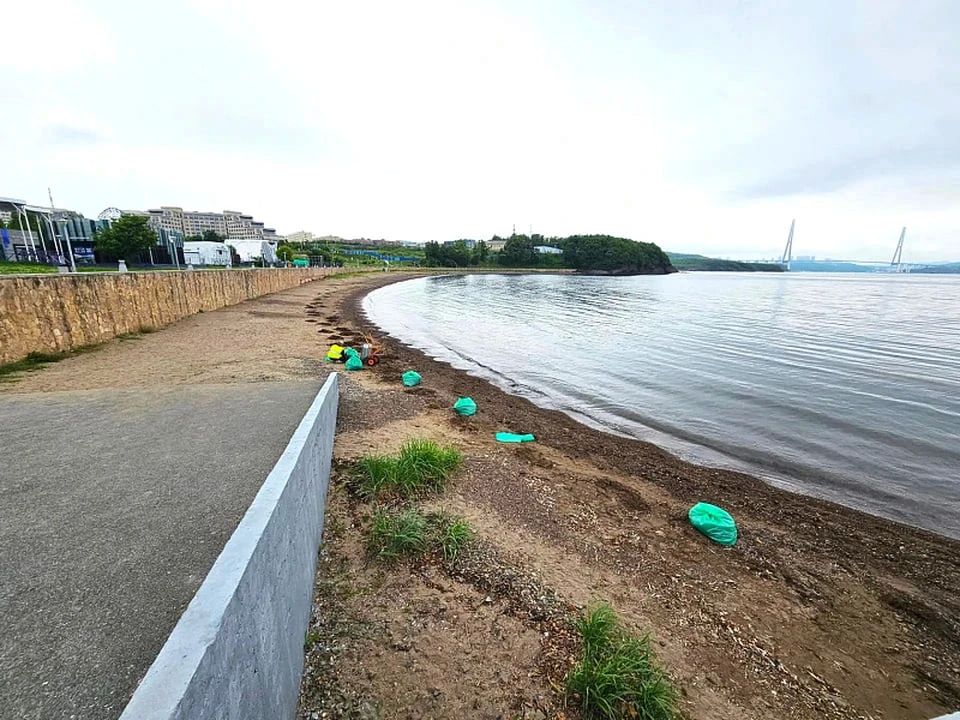 Во Владивостоке приводят в порядок популярные пляжи перед купальным сезоном