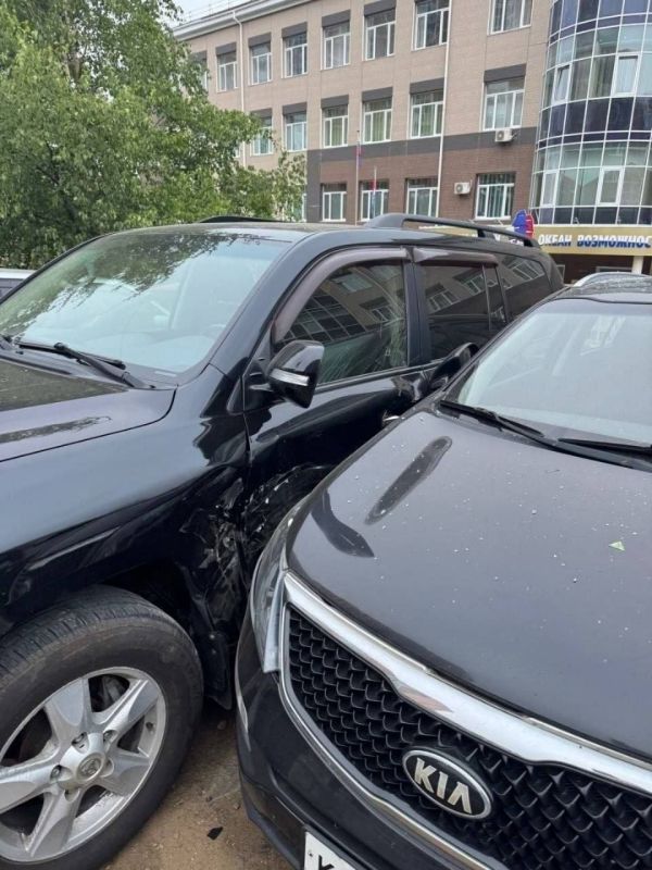 Toyota Land Cruiser Prado врезался в четыре припаркованные машины в Снеговой Пади, никто не пострадал Toyota Land Cruiser Prado врезался в четыре припаркованные машины в Снеговой Пади, никто не пострадал
