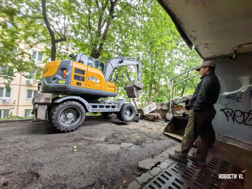 Заменить лестницу к подземному переходу на остановке «Картинная галерея» обещают до конца недели – для пешеходов открыта другая чуть подальше Заменить лестницу к подземному переходу на остановке «Картинная галерея» обещают до конца недели – для пешеходов открыта другая чуть подальше