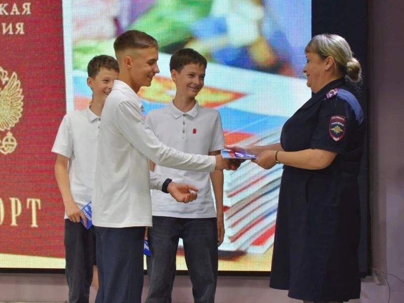 В Пограничном округе Приморья прошла торжественная церемония вручения первых паспортов юным гражданам В Пограничном округе Приморья прошла торжественная церемония вручения первых паспортов юным гражданам