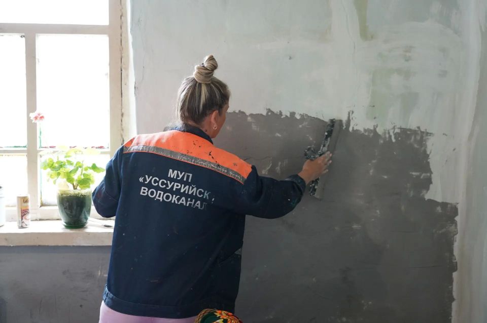 В Уссурийске семье участника СВО помогли с ремонтом дома В Уссурийске семье участника СВО помогли с ремонтом дома