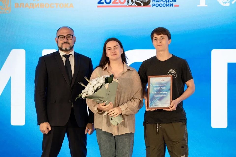 Константин Шестаков: Наградили победителей городского этапа конкурса «Семья года» вместе с председателем думы Владивостока Андреем Бриком Константин Шестаков: Наградили победителей городского этапа конкурса «Семья года» вместе с председателем думы Владивостока Андреем Бриком