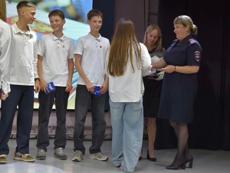 В Пограничном округе Приморья прошла торжественная церемония вручения первых паспортов юным гражданам В Пограничном округе Приморья прошла торжественная церемония вручения первых паспортов юным гражданам