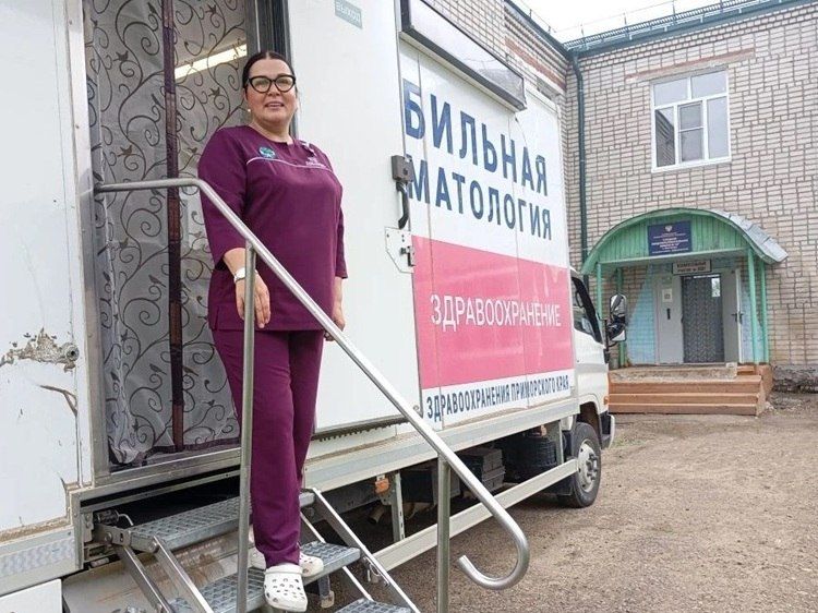 Медицинская сестра Ольга Ченюк потеряла мужа, осталась без жилья и регистрации — её дом признали аварийным
