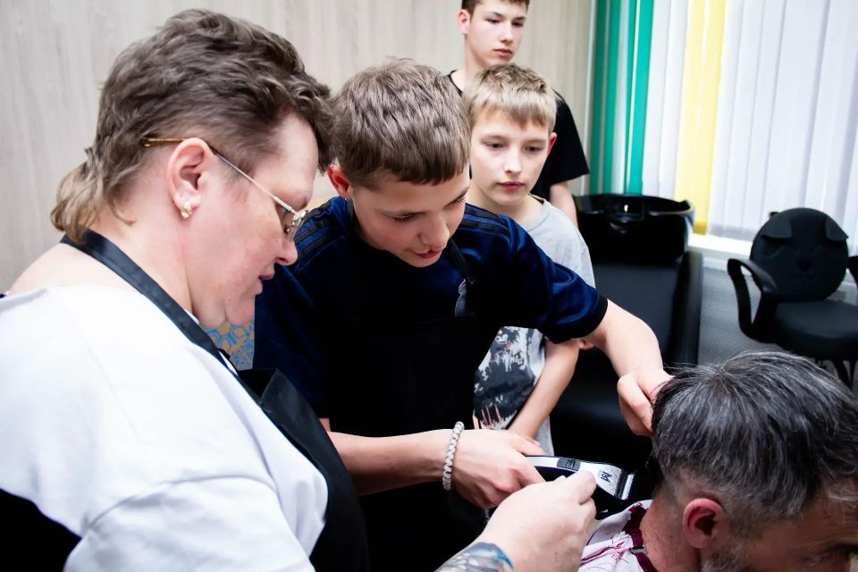 «Парикмахерская для СВОих»: встреча, которая объединяет поколения «Парикмахерская для СВОих»: встреча, которая объединяет поколения