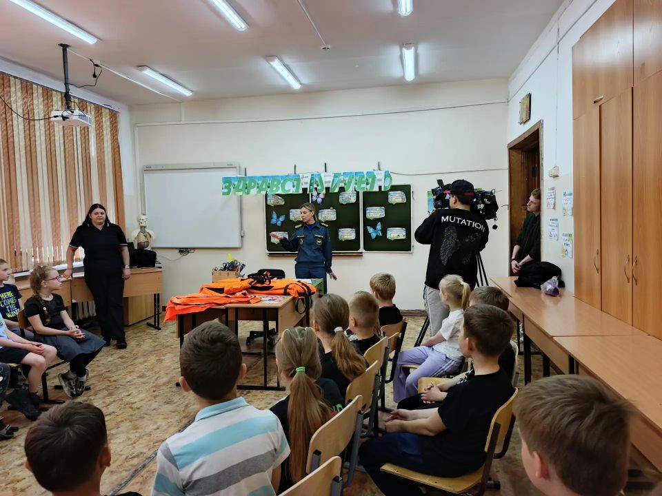 Владивостокские транспортные полицейские продолжают беседы со школьниками о безопасности на объектах водного и железнодорожного транспорта Владивостокские транспортные полицейские продолжают беседы со школьниками о безопасности на объектах водного и железнодорожного транспорта
