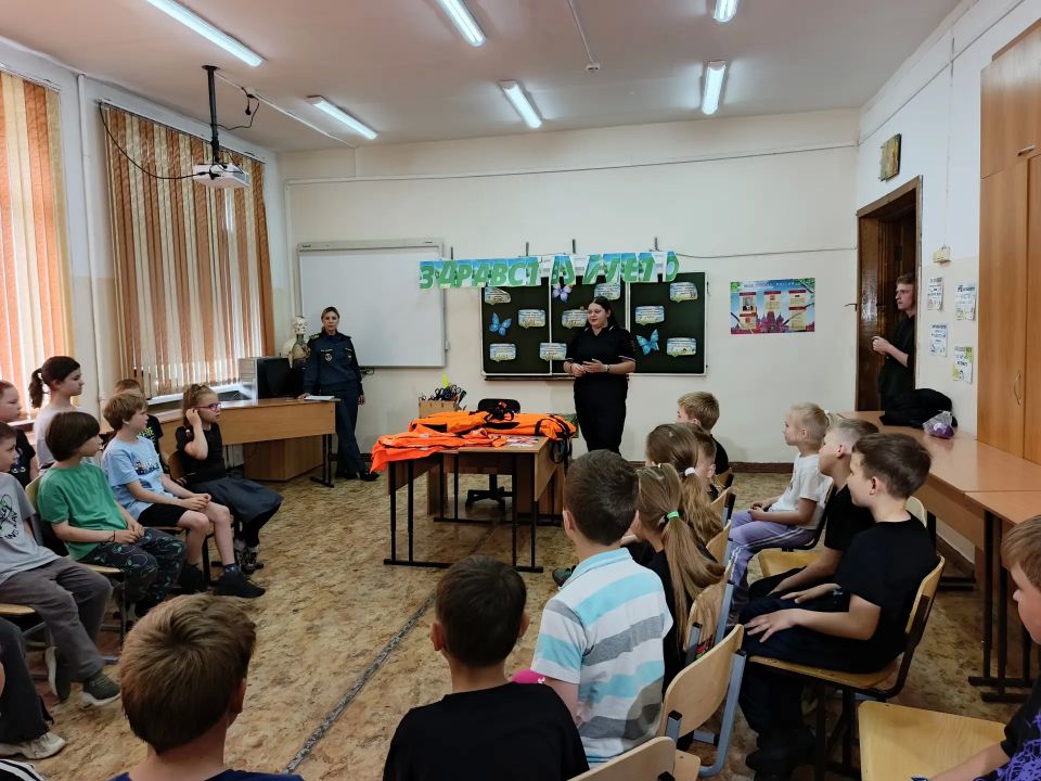 Владивостокские транспортные полицейские продолжают беседы со школьниками о безопасности на объектах водного и железнодорожного транспорта Владивостокские транспортные полицейские продолжают беседы со школьниками о безопасности на объектах водного и железнодорожного транспорта