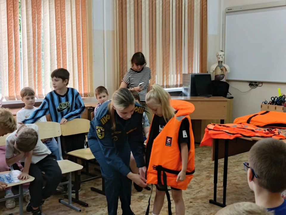 Владивостокские транспортные полицейские продолжают беседы со школьниками о безопасности на объектах водного и железнодорожного транспорта Владивостокские транспортные полицейские продолжают беседы со школьниками о безопасности на объектах водного и железнодорожного транспорта