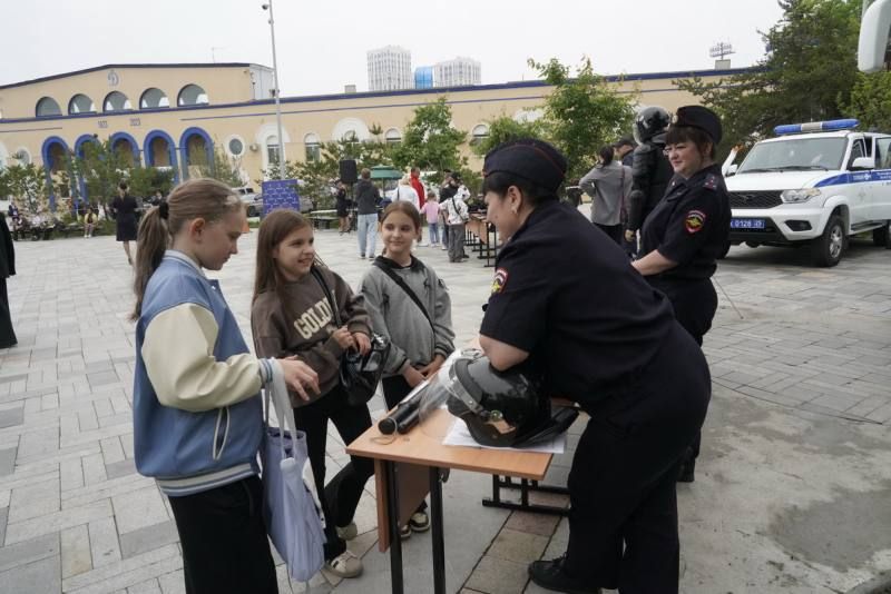 ПРИМОРСКАЯ ПОЛИЦИЯ ПРОВЕЛА ПРОФОРИЕНТАЦИОННУЮ АКЦИЮ «ОДИН ДЕНЬ С ПОЛИЦИЕЙ РОССИИ» ПРИМОРСКАЯ ПОЛИЦИЯ ПРОВЕЛА ПРОФОРИЕНТАЦИОННУЮ АКЦИЮ «ОДИН ДЕНЬ С ПОЛИЦИЕЙ РОССИИ»