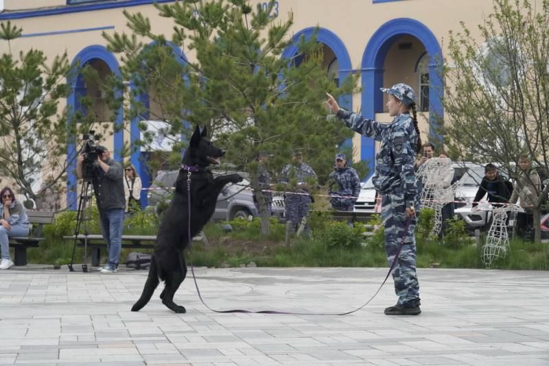 ПРИМОРСКАЯ ПОЛИЦИЯ ПРОВЕЛА ПРОФОРИЕНТАЦИОННУЮ АКЦИЮ «ОДИН ДЕНЬ С ПОЛИЦИЕЙ РОССИИ» ПРИМОРСКАЯ ПОЛИЦИЯ ПРОВЕЛА ПРОФОРИЕНТАЦИОННУЮ АКЦИЮ «ОДИН ДЕНЬ С ПОЛИЦИЕЙ РОССИИ»