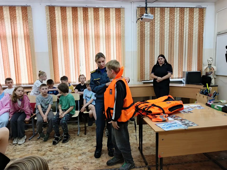 Владивостокские транспортные полицейские продолжают беседы со школьниками о безопасности на объектах водного и железнодорожного транспорта Владивостокские транспортные полицейские продолжают беседы со школьниками о безопасности на объектах водного и железнодорожного транспорта
