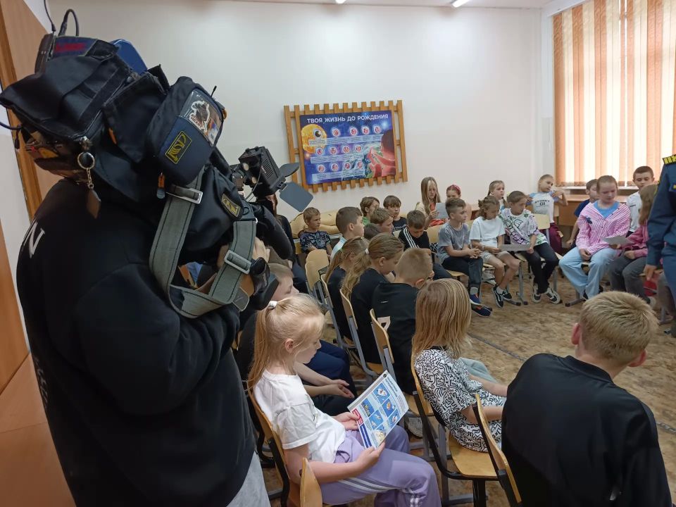 Владивостокские транспортные полицейские продолжают беседы со школьниками о безопасности на объектах водного и железнодорожного транспорта Владивостокские транспортные полицейские продолжают беседы со школьниками о безопасности на объектах водного и железнодорожного транспорта