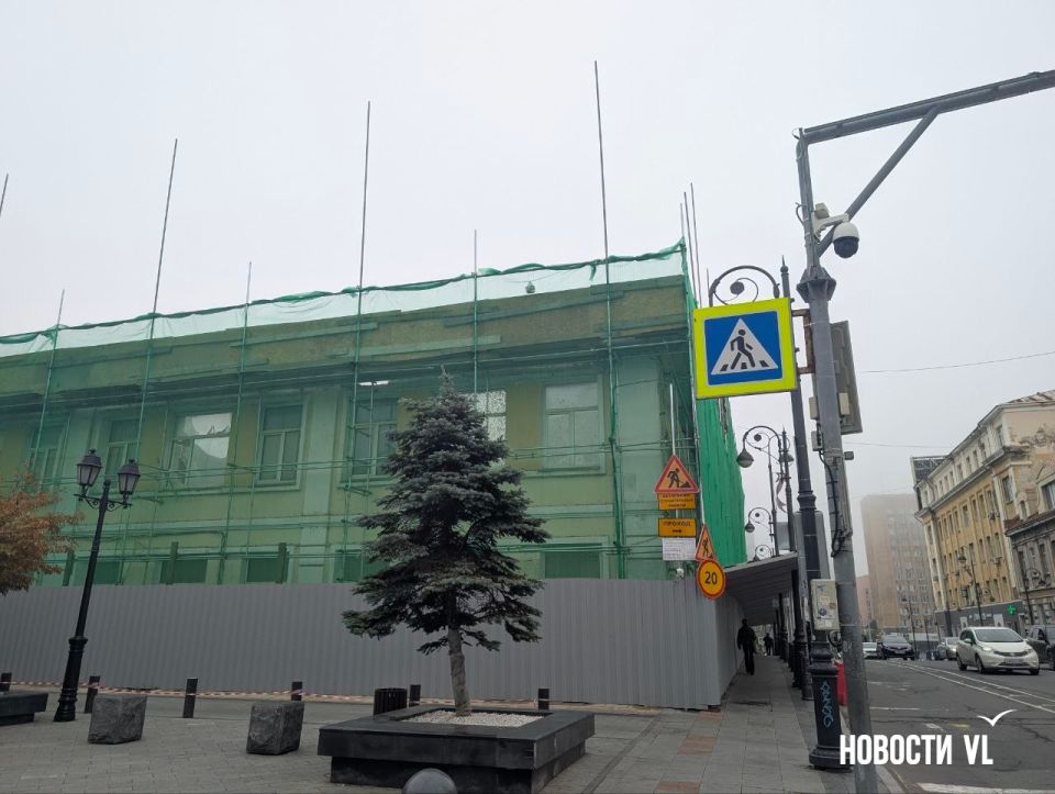 На углу Алеутской и Фокина продолжается демонтаж здания бывшего лицея На углу Алеутской и Фокина продолжается демонтаж здания бывшего лицея