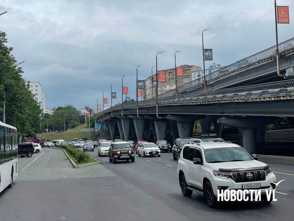 На Гоголя под мостом Дружбы сегодня делают треугольник безопасности На Гоголя под мостом Дружбы сегодня делают треугольник безопасности