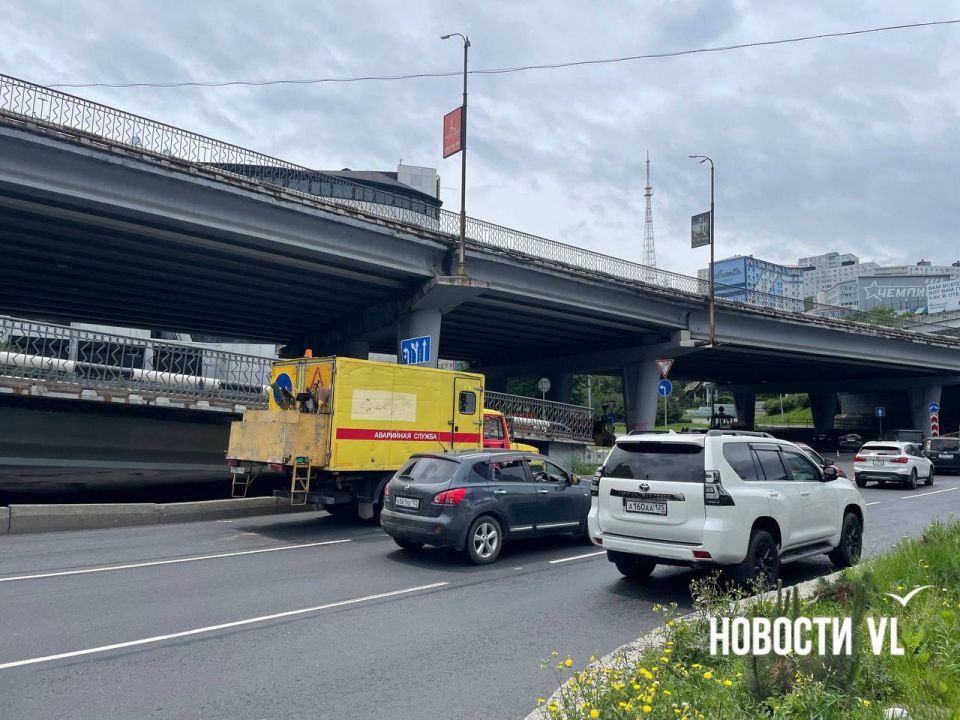 На Гоголя под мостом Дружбы сегодня делают треугольник безопасности На Гоголя под мостом Дружбы сегодня делают треугольник безопасности