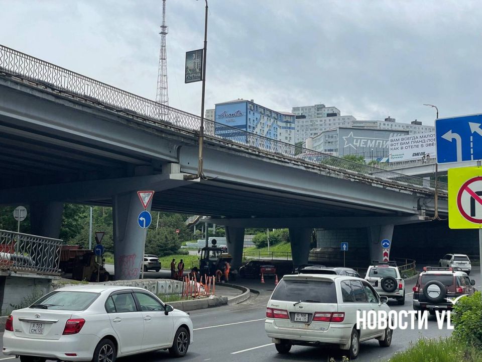 На Гоголя под мостом Дружбы сегодня делают треугольник безопасности На Гоголя под мостом Дружбы сегодня делают треугольник безопасности