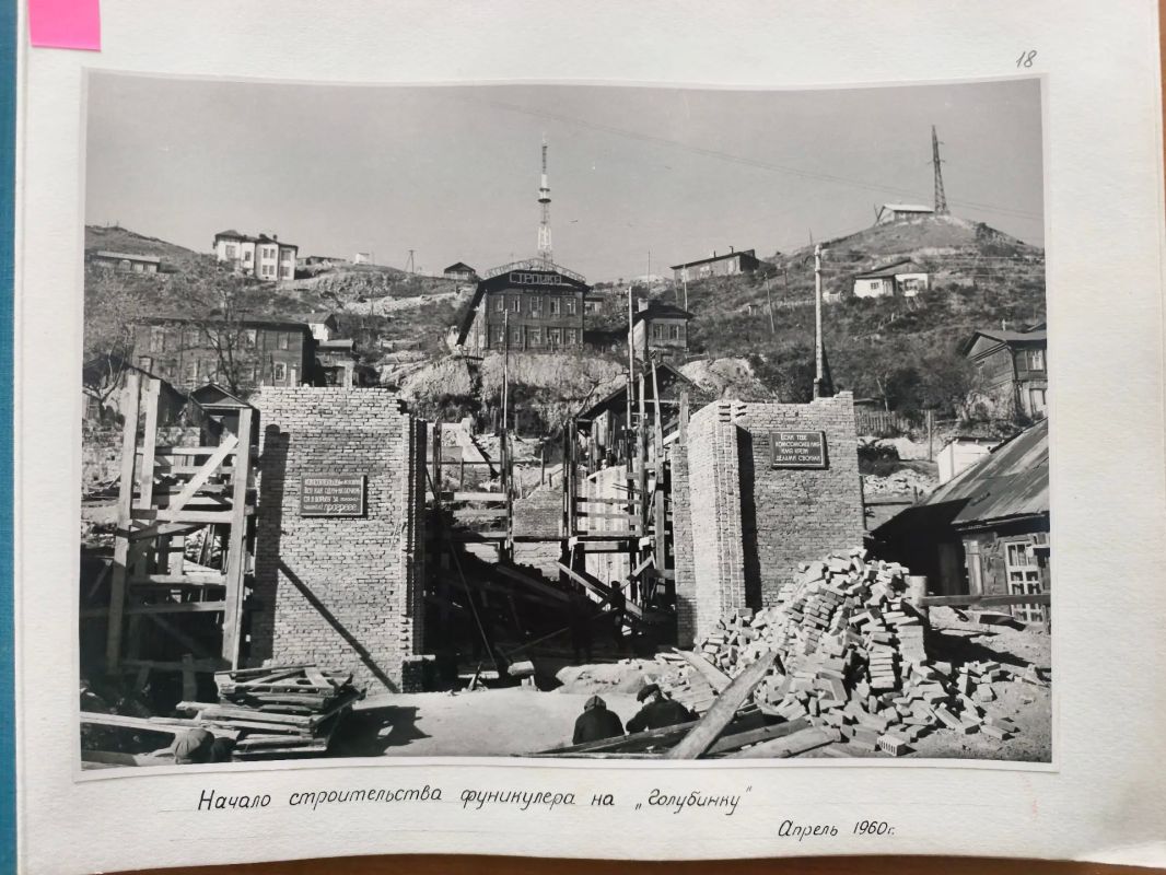 Фуникулёр. Построен в рамках концепции «Большого Владивостока», которую провозгласил Н.С. Хрущёв. Запущен 5 мая 1962 года