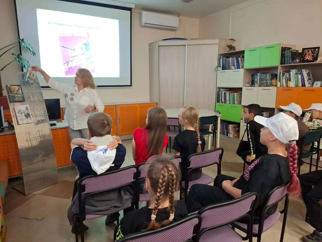 Ко Дню памяти и скорби специалисты Приморской краевой детской библиотеки проводят для ребят из пришкольных лагерей патриотические и литературно-познавательные часы Ко Дню памяти и скорби специалисты Приморской краевой детской библиотеки проводят для ребят из пришкольных лагерей патриотические и литературно-познавательные часы