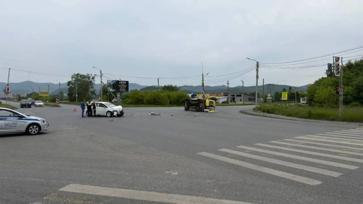 Реанимобиль с новорожденным на ИВЛ перевернулся после ДТП в Приморье Реанимобиль с новорожденным на ИВЛ перевернулся после ДТП в Приморье