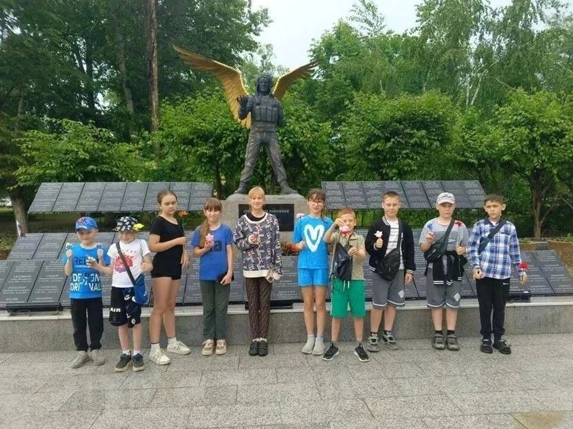 Журавлики памяти, цветы у мемориалов и рассказы о героях: в школах Кавалеровского округа прошёл День памяти и скорби Журавлики памяти, цветы у мемориалов и рассказы о героях: в школах Кавалеровского округа прошёл День памяти и скорби