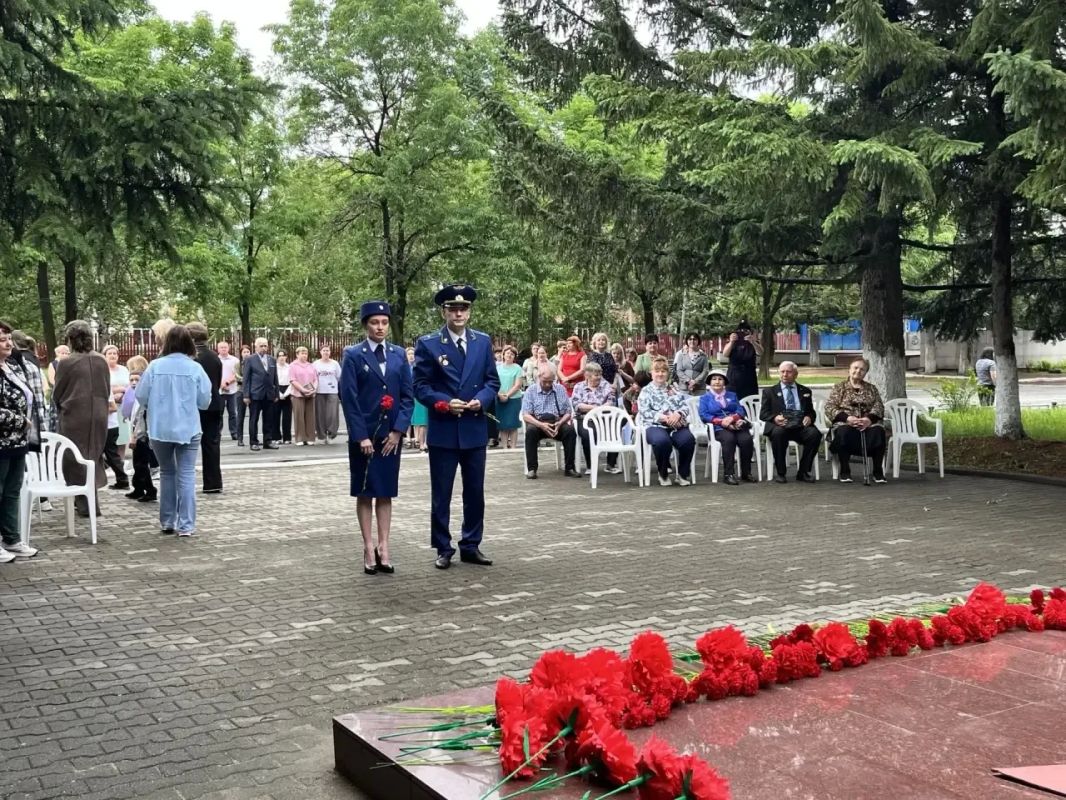 Прокуроры принимают участие в памятных митингах, посвященных 85-й годовщине со дня начала Великой Отечественной войны, и акции «Свеча Памяти» Прокуроры принимают участие в памятных митингах, посвященных 85-й годовщине со дня начала Великой Отечественной войны, и акции «Свеча Памяти»