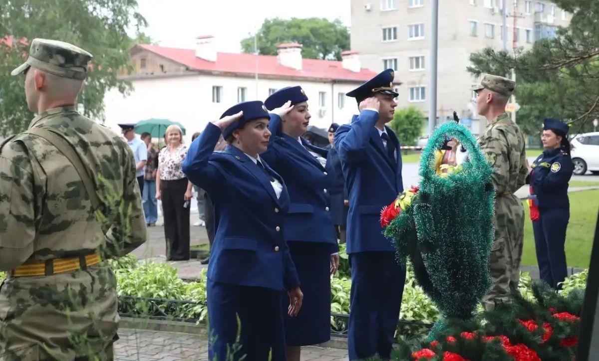 Прокуроры принимают участие в памятных митингах, посвященных 85-й годовщине со дня начала Великой Отечественной войны, и акции «Свеча Памяти» Прокуроры принимают участие в памятных митингах, посвященных 85-й годовщине со дня начала Великой Отечественной войны, и акции «Свеча Памяти»